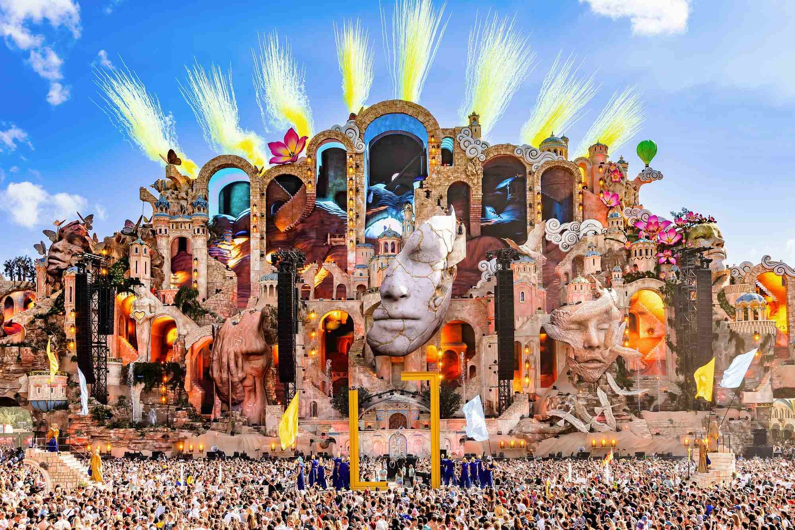 Tomorrowland mainstage during the day with a full crowd