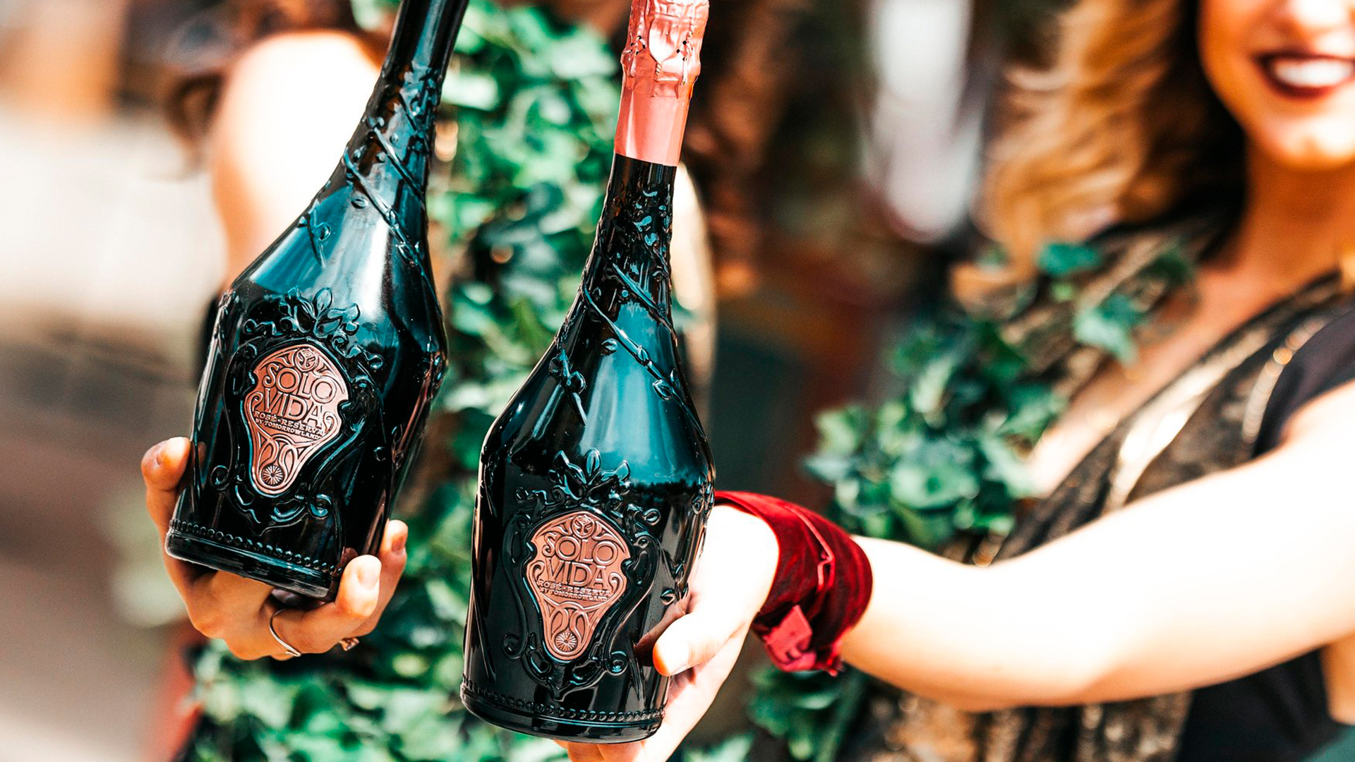 Solo Vida Rosé Reserva Premium Gift Pack, Tomorrowland 2021 festival collectible, detail view