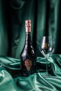 Solo Vida Rosé Reserva Premium Gift Pack, Tomorrowland 2021 festival collectible, detail view